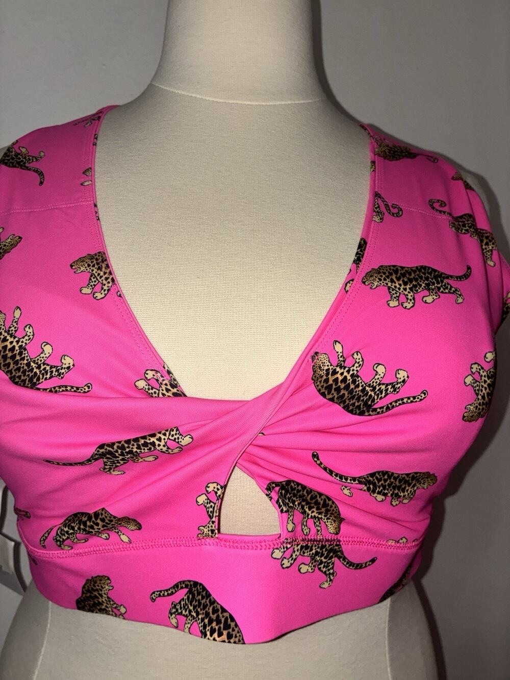 NWT Fabletics Women's Oasis Twist Moisture Wick Sport Bra 4 XL Cheetah